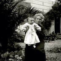 Rita Manara con bambino (taglio)