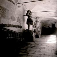 Chiostro San Matteo. Statue mutilate (taglio)