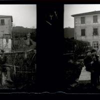 Gita a San Rufino di Leivi.  Gruppo di cacciatori presso l'osteria (originale)