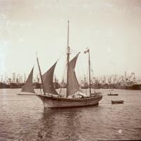 Nave a vela che esce dal porto (taglio)