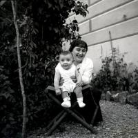 Paola Franzoni con bambino (taglio)