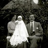 Ritratto di Olga Franzoni, Alfredo Gianelli e un bambino (taglio)