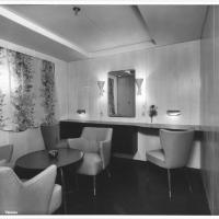 Messapia -  interno cabina con specchiera e poltroncine