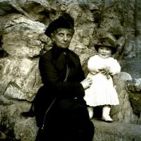 Rita Manara con bambino (taglio)