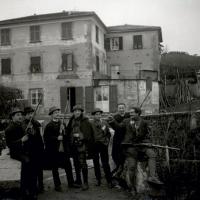 Gita a San Rufino di Leivi.  Gruppo di cacciatori presso l'osteria (taglio)