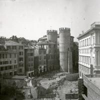 Porta Soprana e demolizioni in vico Dritto Ponticello (taglio)