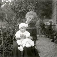 Rita Manara con bambino (taglio)