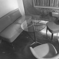 Giulio Cesare - Dettaglio piano bar con tavolino in cristallo e poltrone in pelle